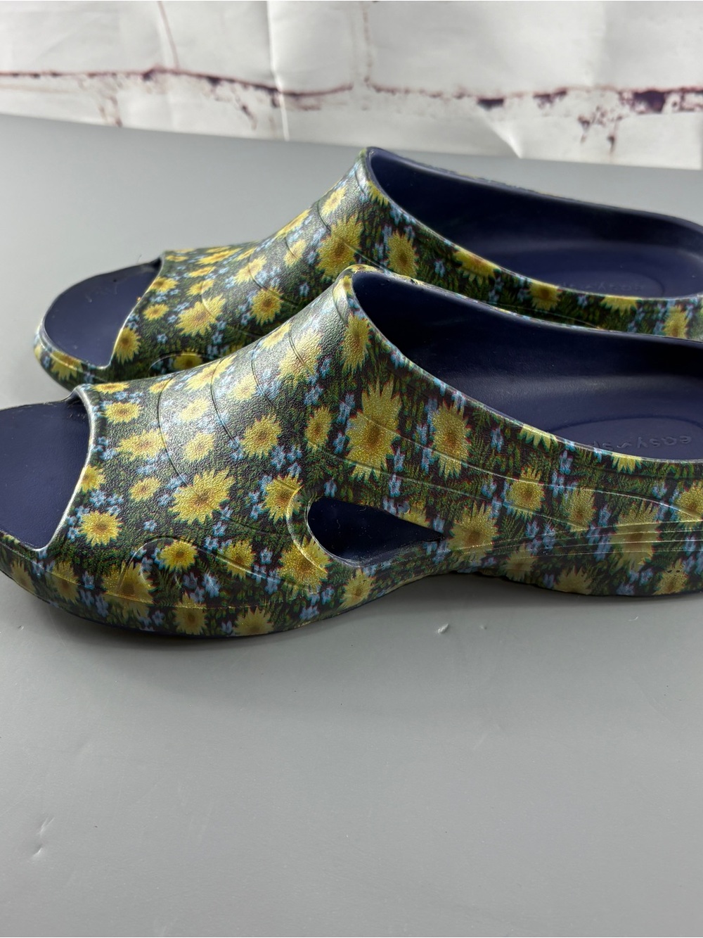 Easy Spirit Tess Sunflower / Navy Slip-On Sandals 10M NWOT - Picture 2 of 5
